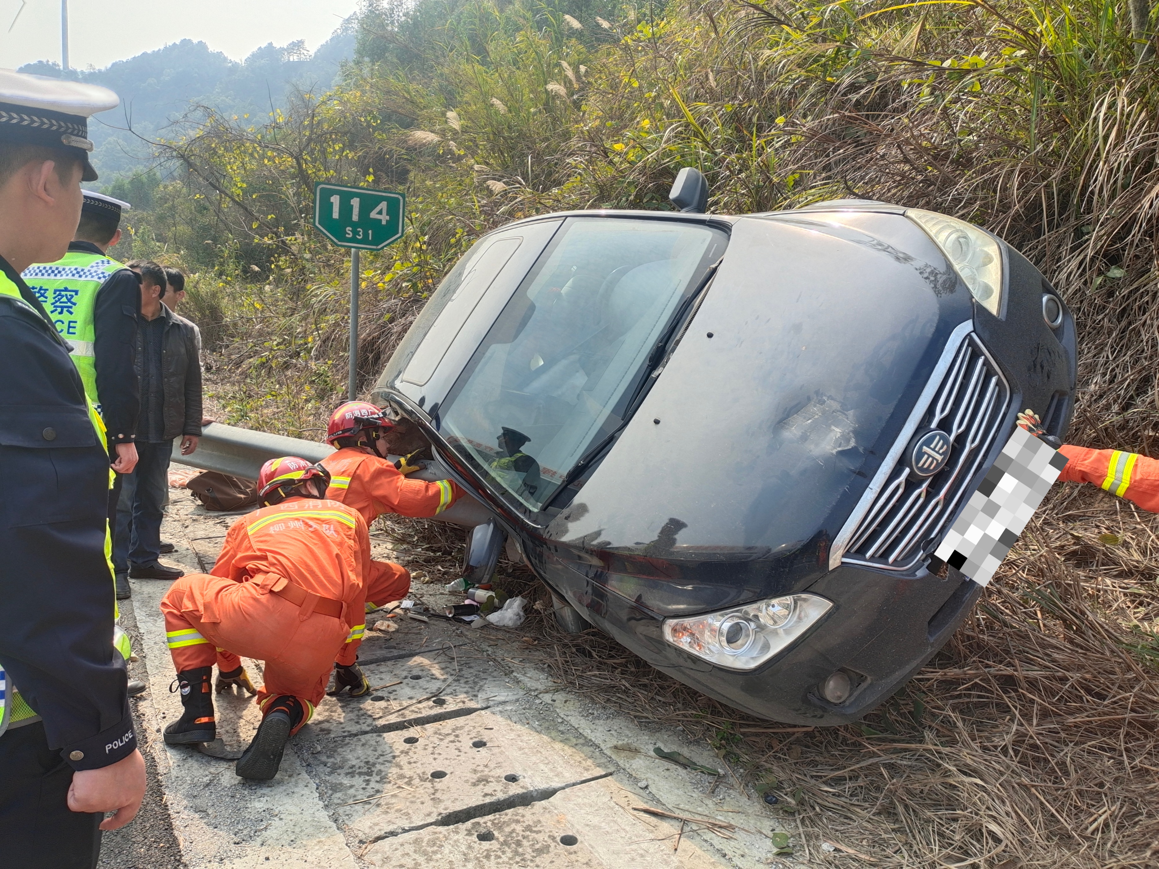 高速路车祸救援行动，生命至上，被困司机紧急救援