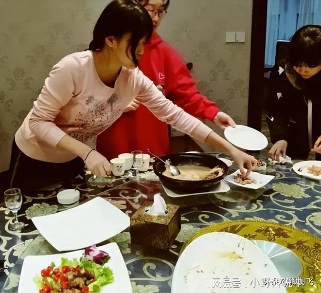 过气女星逆境重生，餐馆打工偿还千万债务