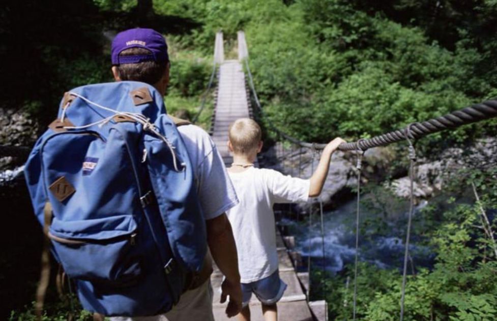 贫困生晒旅游照引发关注，真实情况与公众理解的深度探讨