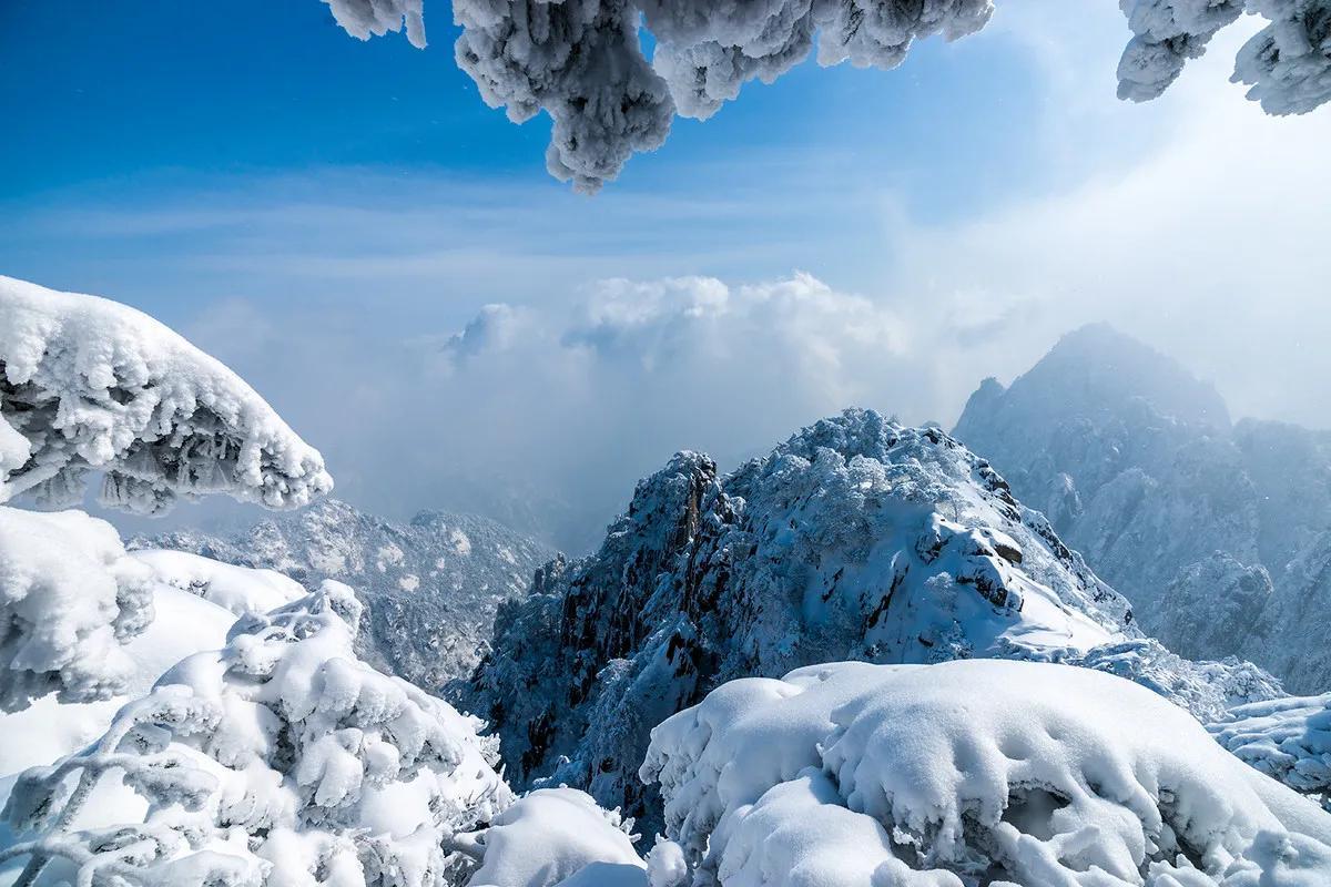 黄山金色雪景惊艳冬日，自然魔法的奇幻展现