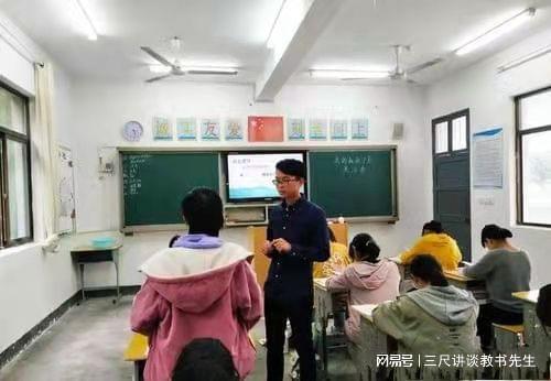 智能化教学设备普及与乡村学校提质，重塑教育生态的挑战与机遇之路