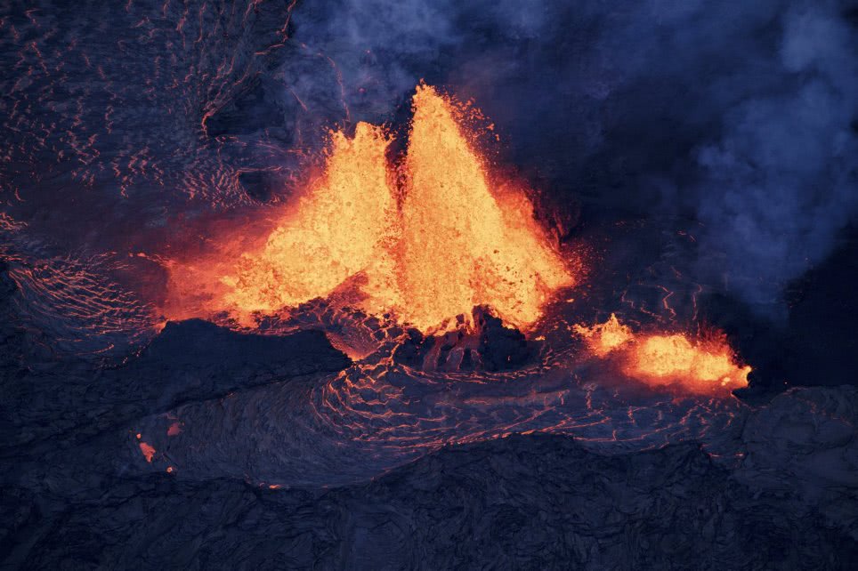 夏威夷火山持续喷发，三天三夜不息烈焰震撼全球