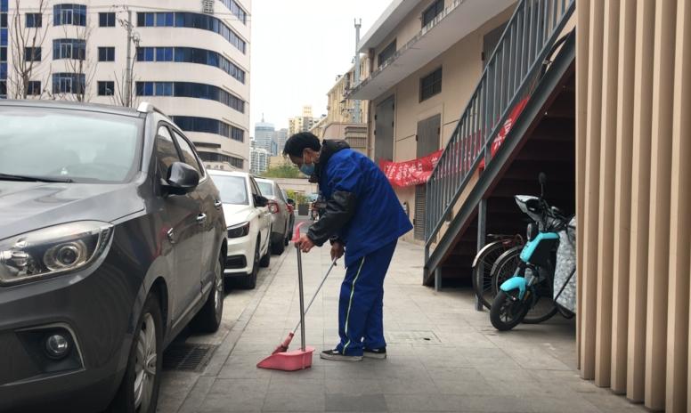 上海小区高空抛大便事件引发城市文明与个人行为反思