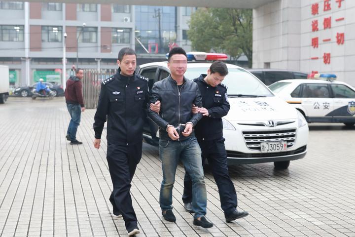 派出所长受贿五千元协助命案逃犯获刑三年