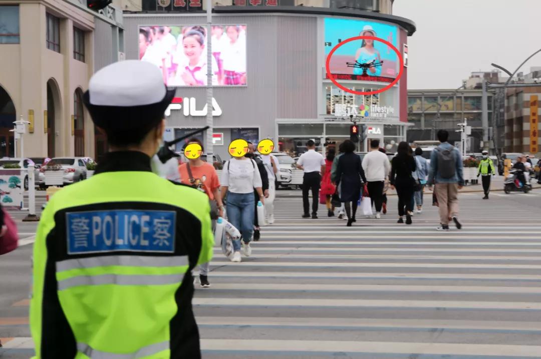 女子家中监控意外记录陌生人喊话，安全隐私双重考验敲响警钟