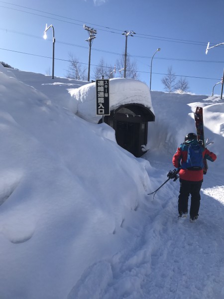 张家口雪场孩童高空坠落事件引起社会关注热议