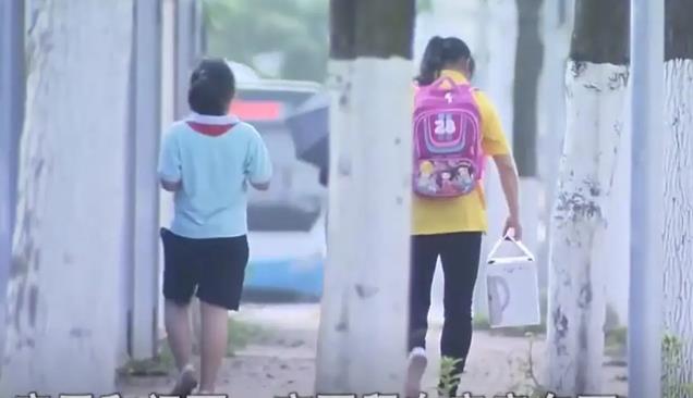 坚毅之心，14岁女孩八年如一日背闺蜜上学的深厚情谊故事