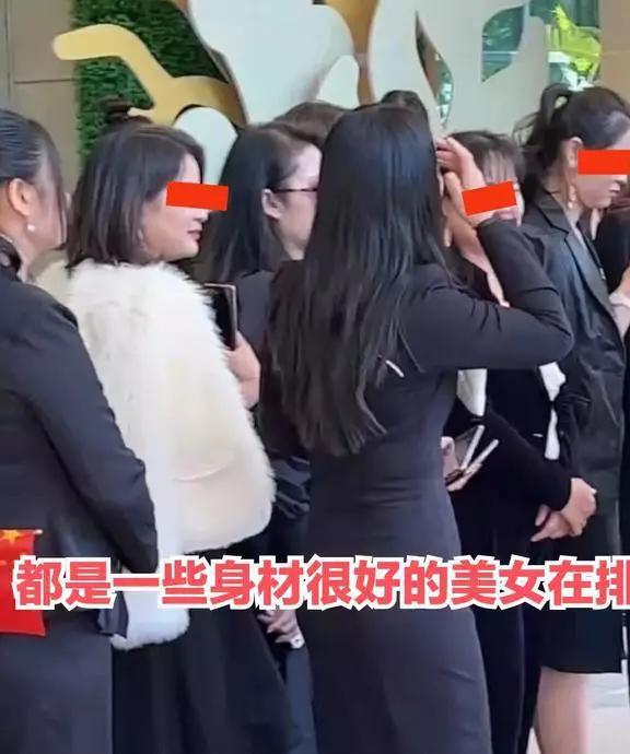 现代婚恋观下的相亲热潮，女生归家，三车等候