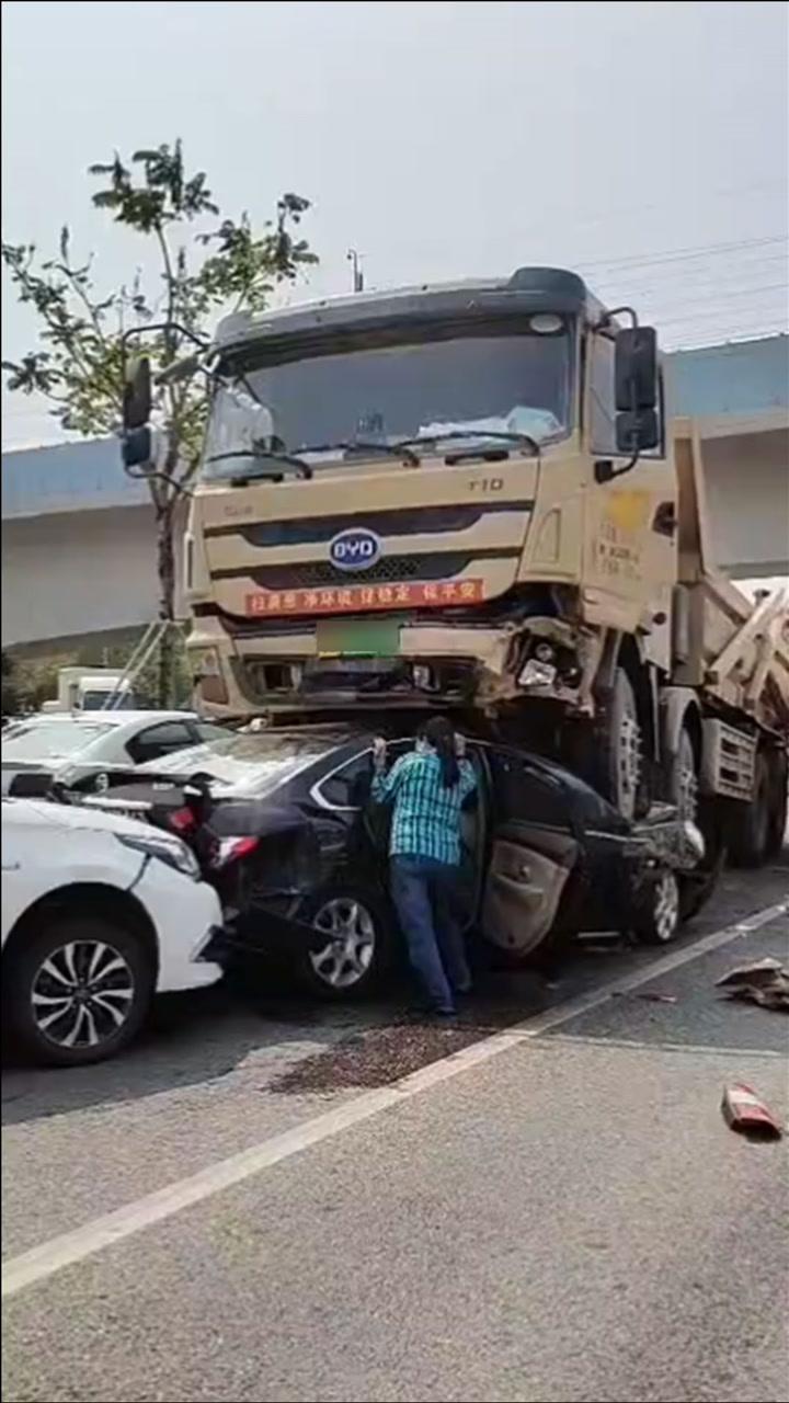 轿车失控撞上逆向车道跑车事故